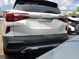 2023 Kia Seltos LX z VIN KNDEP2AA8P7463168, wystawiony jako Copart lot #49137795 z przebiegiem Nie podano mil oraz Szkoda całkowita • Salvage title. Historia ofert i sprzedaży dostępna na DreamBid. Obrazek 6.