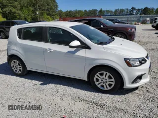 2020 Chevrolet Sonic LT z VIN 1G1JG6SB1L4123278, wystawiony jako Copart lot #52739725 z przebiegiem 58 567 mil mil oraz Szkody całkowita. Historia ofert i sprzedaży dostępna na DreamBid. Obrazek 4.