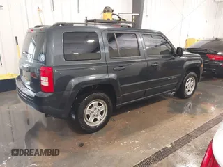 2015 Jeep Patriot Altitude z VIN 1C4NJPBA0FD285379, wystawiony jako IAAI lot #42139132 z przebiegiem 143 107 mil mil oraz . Historia ofert i sprzedaży dostępna na DreamBid. Obrazek 4.