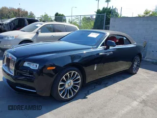 2018 Rolls-Royce Dawn z VIN SCA666D59JU115652, wystawiony jako IAAI lot #39811506 z przebiegiem 21 608 mil mil oraz . Historia ofert i sprzedaży dostępna na DreamBid. Obrazek 2.