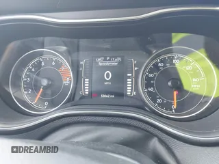 2020 Jeep Cherokee Latitude z VIN 1C4PJMCX3LD584466, wystawiony jako IAAI lot #42380627 z przebiegiem 53 062 mil mil oraz . Historia ofert i sprzedaży dostępna na DreamBid. Obrazek 7.