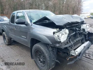 2015 Toyota Tacoma z VIN 5TFUX4EN8FX033949, wystawiony jako IAAI lot #41961912 z przebiegiem 188 527 mil mil oraz . Historia ofert i sprzedaży dostępna na DreamBid. Obrazek 1.