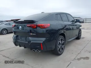 2025 BMW X2 M35i z VIN WBX83GM08S5128489, wystawiony jako IAAI lot #41575416 z przebiegiem 1213 mil mil oraz . Historia ofert i sprzedaży dostępna na DreamBid. Obrazek 4.