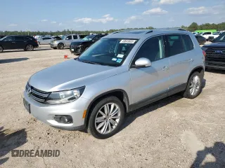 2013 Volkswagen Tiguan SE z VIN WVGAV7AX5DW512832, wystawiony jako Copart lot #49645605 z przebiegiem 121 341 mil mil oraz Czysty tytuł • Clean title. Historia ofert i sprzedaży dostępna na DreamBid. Obrazek 1.