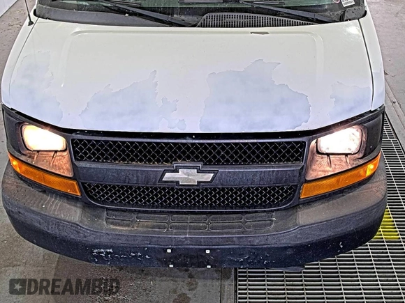 2012 Chevrolet Express Cargo z VIN 1GCSGAFX8C1135353, wystawiony jako IAAI lot #42610415 z przebiegiem 143 913 mil mil oraz . Historia ofert i sprzedaży dostępna na DreamBid. Obrazek 3.