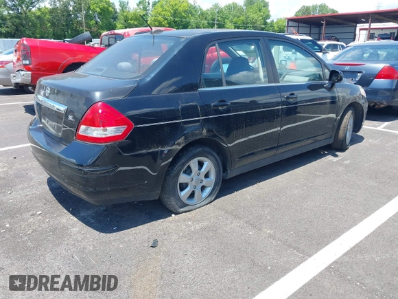 2007 Nissan Versa SL z VIN 3N1BC11E77L409483, wystawiony jako IAAI lot #42525328 z przebiegiem 102 488 mil mil oraz . Historia ofert i sprzedaży dostępna na DreamBid. Obrazek 4.