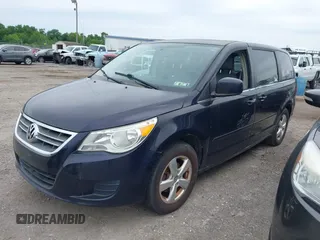 2010 Volkswagen Routan SE z VIN 2V4RW3D15AR272566, wystawiony jako IAAI lot #42355601 z przebiegiem 186 000 mil mil oraz . Historia ofert i sprzedaży dostępna na DreamBid. Obrazek 2.