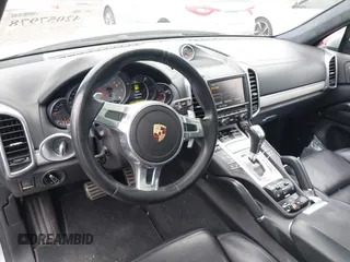 2014 Porsche Cayenne GTS z VIN WP1AD2A29ELA76227, wystawiony jako IAAI lot #42057978 z przebiegiem 92 174 mil mil oraz . Historia ofert i sprzedaży dostępna na DreamBid. Obrazek 20.