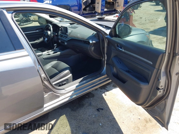 2019 Nissan Altima SL with VIN 1N4BL4EV6KC136118, listed as a IAAI auction lot 41837901 with 101,168 mi miles and . Bid and sale history available at DreamBid. Image 5.