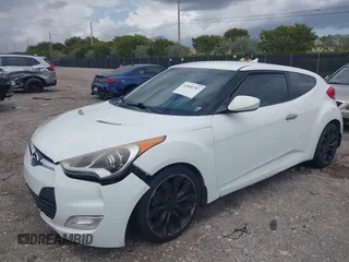 2015 Hyundai Veloster z VIN KMHTC6AD7FU222377, wystawiony jako IAAI lot #42000787 z przebiegiem 150 582 mil mil oraz . Historia ofert i sprzedaży dostępna na DreamBid. Obrazek 2.