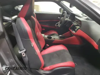 2024 Nissan Z Performance z VIN JN1BZ4BH4RM362110, wystawiony jako Copart lot #80097174 z przebiegiem 2 745 mil mil oraz Szkoda całkowita • Salvage title. Historia ofert i sprzedaży dostępna na DreamBid. Obrazek 10.