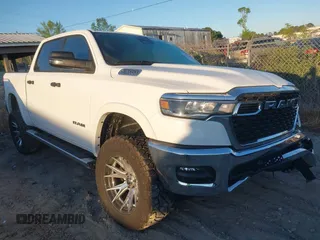 2025 Ram 1500 Big Horn z VIN 1C6SRFFP8SN530171, wystawiony jako IAAI lot #42021639 z przebiegiem 1 943 mil mil oraz . Historia ofert i sprzedaży dostępna na DreamBid. Obrazek 1.