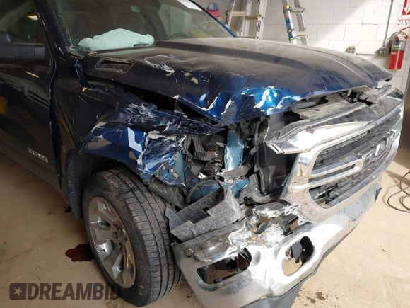 2019 Ram 1500 Big Horn z VIN 1C6SRFFT5KN762580, wystawiony jako IAAI lot #41858654 z przebiegiem 57 801 mil mil oraz . Historia ofert i sprzedaży dostępna na DreamBid. Obrazek 6.