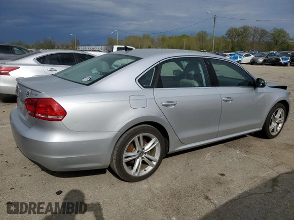 2014 Volkswagen Passat SE z VIN 1VWBT7A30EC076841, wystawiony jako Copart lot #52970685 z przebiegiem 142 628 mil mil oraz Szkoda całkowita • Salvage title. Historia ofert i sprzedaży dostępna na DreamBid. Obrazek 3.