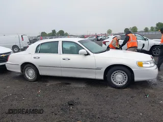 2002 Lincoln Town Car Executive z VIN 1LNHM81W42Y636204, wystawiony jako IAAI lot #42194479 z przebiegiem Nie podano mil oraz . Historia ofert i sprzedaży dostępna na DreamBid. Obrazek 13.