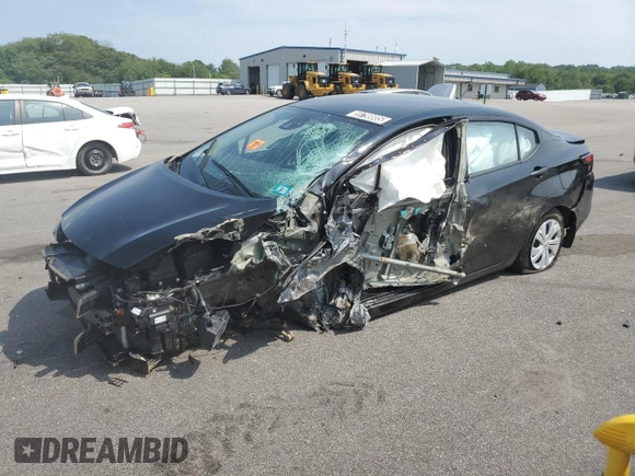 2024 Nissan Versa S z VIN 3N1CN8DV8RL927835, wystawiony jako Copart lot #59790805 z przebiegiem 9 015 mil mil oraz Szkoda całkowita • Salvage title. Historia ofert i sprzedaży dostępna na DreamBid. Obrazek 1.