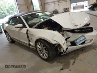 2011 Ford Mustang V6 z VIN 1ZVBP8EM6B5106065, wystawiony jako IAAI lot #42590147 z przebiegiem 77 257 mil mil oraz . Historia ofert i sprzedaży dostępna na DreamBid. Obrazek 1.
