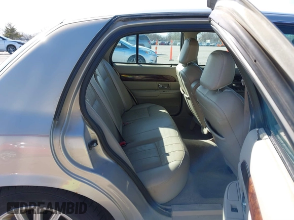 2010 Mercury Grand Marquis LS z VIN 2MEBM7FV4AX608503, wystawiony jako IAAI lot #41721726 z przebiegiem 172 907 mil mil oraz . Historia ofert i sprzedaży dostępna na DreamBid. Obrazek 8.