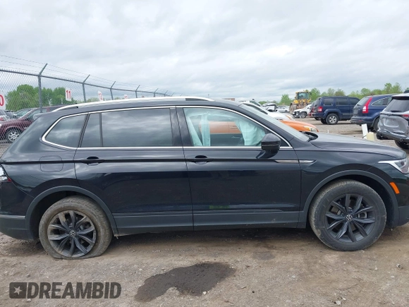 2022 Volkswagen Tiguan SE z VIN 3VV2B7AX4NM093585, wystawiony jako IAAI lot #42267105 z przebiegiem 31 239 mil mil oraz . Historia ofert i sprzedaży dostępna na DreamBid. Obrazek 13.