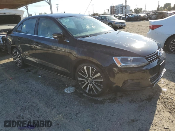 2014 Volkswagen Jetta SE z VIN 3VWD17AJXEM374051, wystawiony jako Copart lot #50261485 z przebiegiem 138 282 mil mil oraz Szkoda całkowita • Salvage title. Historia ofert i sprzedaży dostępna na DreamBid. Obrazek 4.