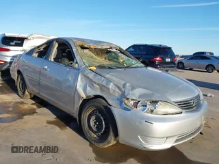 2005 Toyota Camry STD z VIN 4T1BE32K45U604821, wystawiony jako IAAI lot #41301920 z przebiegiem 124 596 mil mil oraz . Historia ofert i sprzedaży dostępna na DreamBid. Obrazek 1.