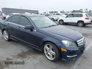 2013 Mercedes-Benz C 250 Sport z VIN WDDGF4HB6DR255558, wystawiony jako IAAI lot #42468034 z przebiegiem 201 462 mil mil oraz . Historia ofert i sprzedaży dostępna na DreamBid. Obrazek 1.