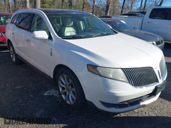 2014 Lincoln MKT EcoBoost z VIN 2LMHJ5ATXEBL53521, wystawiony jako IAAI lot #41581330 z przebiegiem 302 604 mil mil oraz . Historia ofert i sprzedaży dostępna na DreamBid. Obrazek 1.