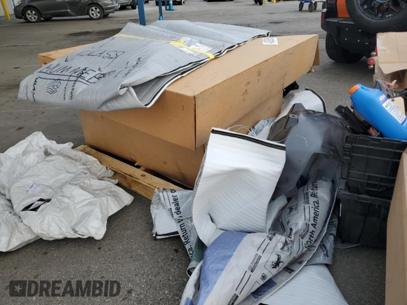 2024 GMC Hummer EV 2X z VIN 1GKB0NDE1RU106768, wystawiony jako Copart lot #82389304 z przebiegiem Nie podano mil oraz Szkody całkowita. Historia ofert i sprzedaży dostępna na DreamBid. Obrazek 7.