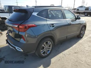2023 Kia Seltos S z VIN KNDEU2AA1P7394185, wystawiony jako Copart lot #56978355 z przebiegiem 48 202 mil mil oraz Szkody całkowita. Historia ofert i sprzedaży dostępna na DreamBid. Obrazek 3.