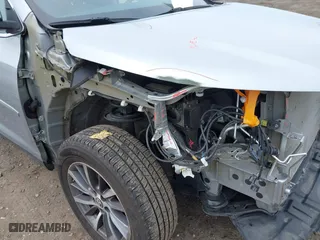 2019 Toyota Highlander SE with VIN 5TDJZRFH8KS727883, listed as a IAAI auction lot 41882956 with 56,043 mi miles. Bid and sale history available at carsss.com. Image 17.