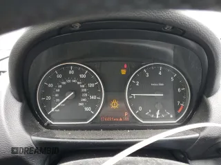 2013 BMW 1 Series 128i z VIN WBAUN1C55DVR01130, wystawiony jako Copart lot #46144235 z przebiegiem 174 491 mil mil oraz Czysty tytuł • Clean title. Historia ofert i sprzedaży dostępna na DreamBid. Obrazek 9.