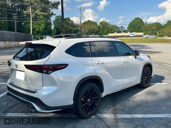 2024 Toyota Highlander LE z VIN 5TDKDRAH7RS534676, wystawiony jako Copart lot #57361405 z przebiegiem 11 321 mil mil oraz Czysty tytuł • Clean title. Historia ofert i sprzedaży dostępna na DreamBid. Obrazek 4.
