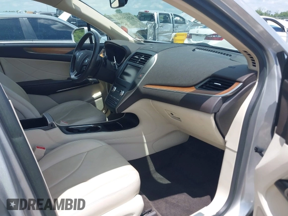 2015 Lincoln MKC z VIN 5LMCJ1A93FUJ25890, wystawiony jako IAAI lot #42125994 z przebiegiem 102 233 mil mil oraz . Historia ofert i sprzedaży dostępna na DreamBid. Obrazek 5.