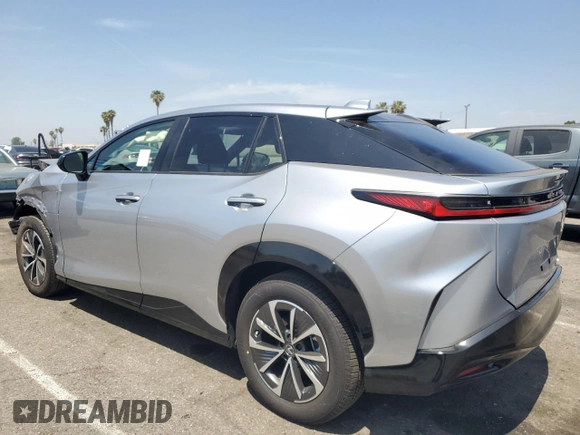 2025 Lexus RZ 300e Premium z VIN JTJABABB3SA007988, wystawiony jako Copart lot #54241965 z przebiegiem 2 633 mil mil oraz Szkoda całkowita • Salvage title. Historia ofert i sprzedaży dostępna na DreamBid. Obrazek 2.