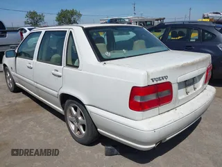 1999 Volvo S70 z VIN YV1LS56D8X1565934, wystawiony jako IAAI lot #42181658 z przebiegiem 172 783 mil mil oraz . Historia ofert i sprzedaży dostępna na DreamBid. Obrazek 3.