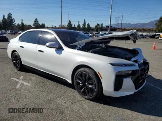 2024 BMW i7 eDrive50 z VIN WBY43EJ04RCS69245, wystawiony jako Copart lot #81666614 z przebiegiem 4594 mil mil oraz Szkody całkowita. Historia ofert i sprzedaży dostępna na DreamBid. Obrazek 4.