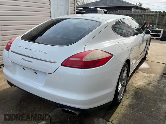 2013 Porsche Panamera z VIN WP0AA2A74DL016182, wystawiony jako Copart lot #89269425 z przebiegiem 119 089 mil mil oraz Czysty tytuł • Clean title. Historia ofert i sprzedaży dostępna na DreamBid. Obrazek 4.