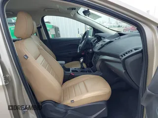 2018 Ford Escape S z VIN 1FMCU0F76JUA99595, wystawiony jako IAAI lot #42369434 z przebiegiem 19 207 mil mil oraz . Historia ofert i sprzedaży dostępna na DreamBid. Obrazek 5.