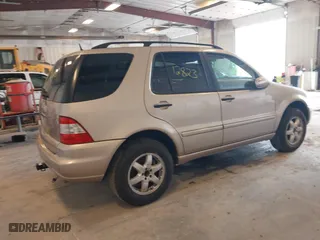 2005 Mercedes-Benz M-Class 5.0L with VIN 4JGAB75E05A525942, listed as a IAAI auction lot 42012823 with 176,682 mi miles. Bid and sale history available at carsss.com. Image 4.