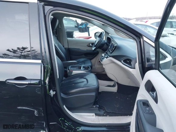 2019 Chrysler Pacifica Touring L with VIN 2C4RC1BG2KR526198, listed as a IAAI auction lot 41229993 with 46,639 mi miles. Bid and sale history available at carsss.com. Image 5.