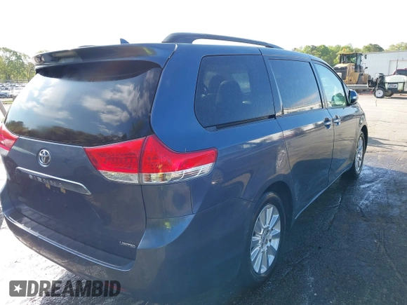 2014 Toyota Sienna XLE z VIN 5TDYK3DCXES498828, wystawiony jako IAAI lot #41970991 z przebiegiem 75 015 mil mil oraz . Historia ofert i sprzedaży dostępna na DreamBid. Obrazek 4.