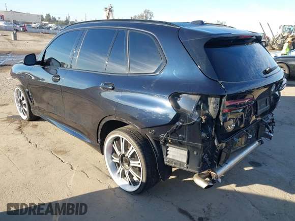 2024 BMW X5 xDrive40i z VIN 5UX23EU07R9V23529, wystawiony jako IAAI lot #41612999 z przebiegiem 18 886 mil mil oraz . Historia ofert i sprzedaży dostępna na DreamBid. Obrazek 3.