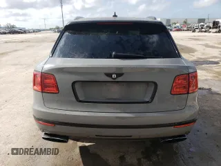 2017 Bentley Bentayga W12 z VIN SJAAC2ZV9HC015680, wystawiony jako Copart lot #46197784 z przebiegiem Nie podano mil oraz . Historia ofert i sprzedaży dostępna na DreamBid. Obrazek 6.