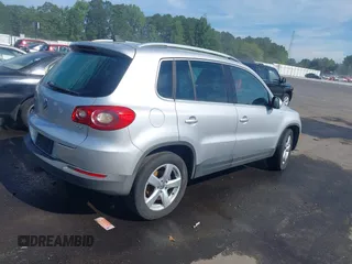 2010 Volkswagen Tiguan S z VIN WVGAV7AX5AW001651, wystawiony jako IAAI lot #42665765 z przebiegiem Nie podano mil oraz . Historia ofert i sprzedaży dostępna na DreamBid. Obrazek 4.