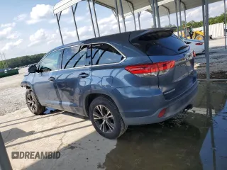 2018 Toyota Highlander LE z VIN 5TDZZRFH8JS235257, wystawiony jako Copart lot #56845205 z przebiegiem 136 194 mil mil oraz Szkoda całkowita • Salvage title. Historia ofert i sprzedaży dostępna na DreamBid. Obrazek 2.