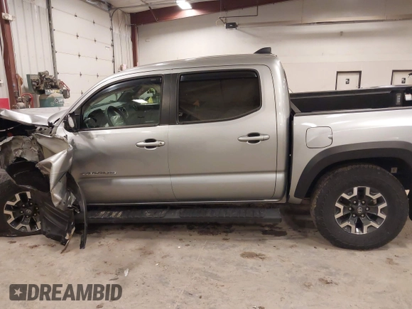 2023 Toyota Tacoma SR z VIN 3TMCZ5AN4PM597509, wystawiony jako IAAI lot #42020023 z przebiegiem 36 941 mil mil oraz . Historia ofert i sprzedaży dostępna na DreamBid. Obrazek 14.