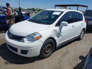 2012 Nissan Versa S z VIN 3N1BC1CP5CK239249, wystawiony jako IAAI lot #42193075 z przebiegiem 138 025 mil mil oraz . Historia ofert i sprzedaży dostępna na DreamBid. Obrazek 2.