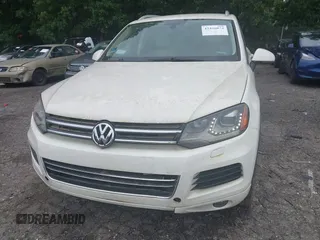2011 Volkswagen Touareg Sport z VIN WVGFF9BPXBD006399, wystawiony jako IAAI lot #42436074 z przebiegiem 134 075 mil mil oraz . Historia ofert i sprzedaży dostępna na DreamBid. Obrazek 6.