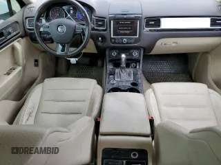 2013 Volkswagen Touareg Exec z VIN WVGEF9BP6DD001991, wystawiony jako Copart lot #58447175 z przebiegiem 170 264 mil mil oraz Tytuł czysty. Historia ofert i sprzedaży dostępna na DreamBid. Obrazek 8.