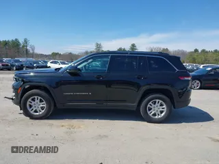2024 Jeep Grand Cherokee Laredo z VIN 1C4RJHAG3RC697996, wystawiony jako IAAI lot #41973399 z przebiegiem 14 680 mil mil oraz . Historia ofert i sprzedaży dostępna na DreamBid. Obrazek 14.